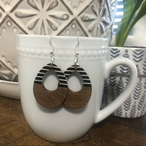 Striped color block wood and resin earrings - Picture 2 of 2